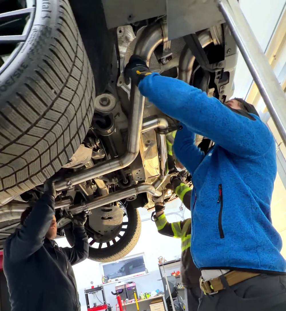 BMW X5 M60i — montáž výfukového systému